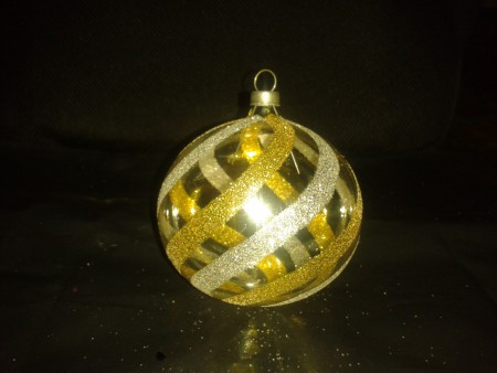 Esfera de vidrio soplado transparente decorada con diamantina dorada y platada $65.00 la docena